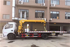 港口附近汽车轮胎更换